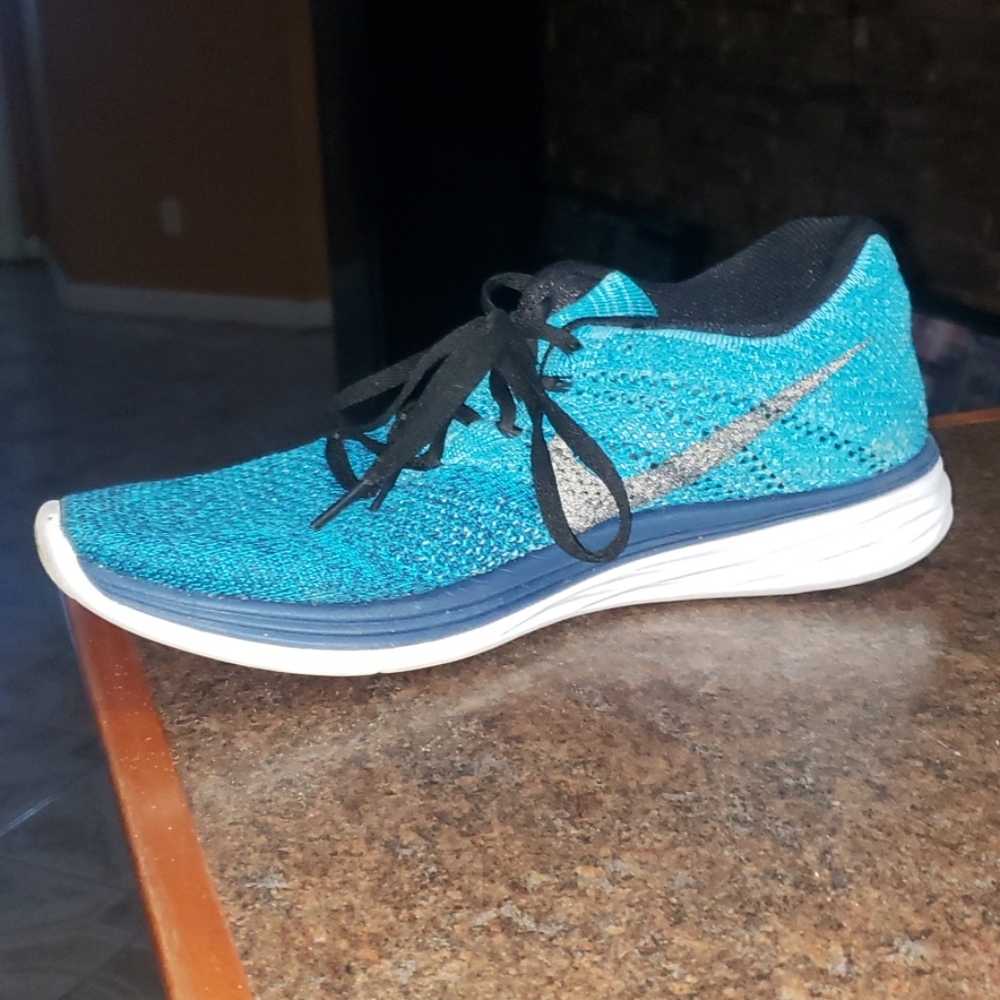 Men's Nike shoes size 9.